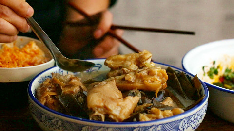 海带炖猪蹄,越炖越好吃。